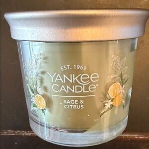 Yankee Candle with Metallic Silver Lid